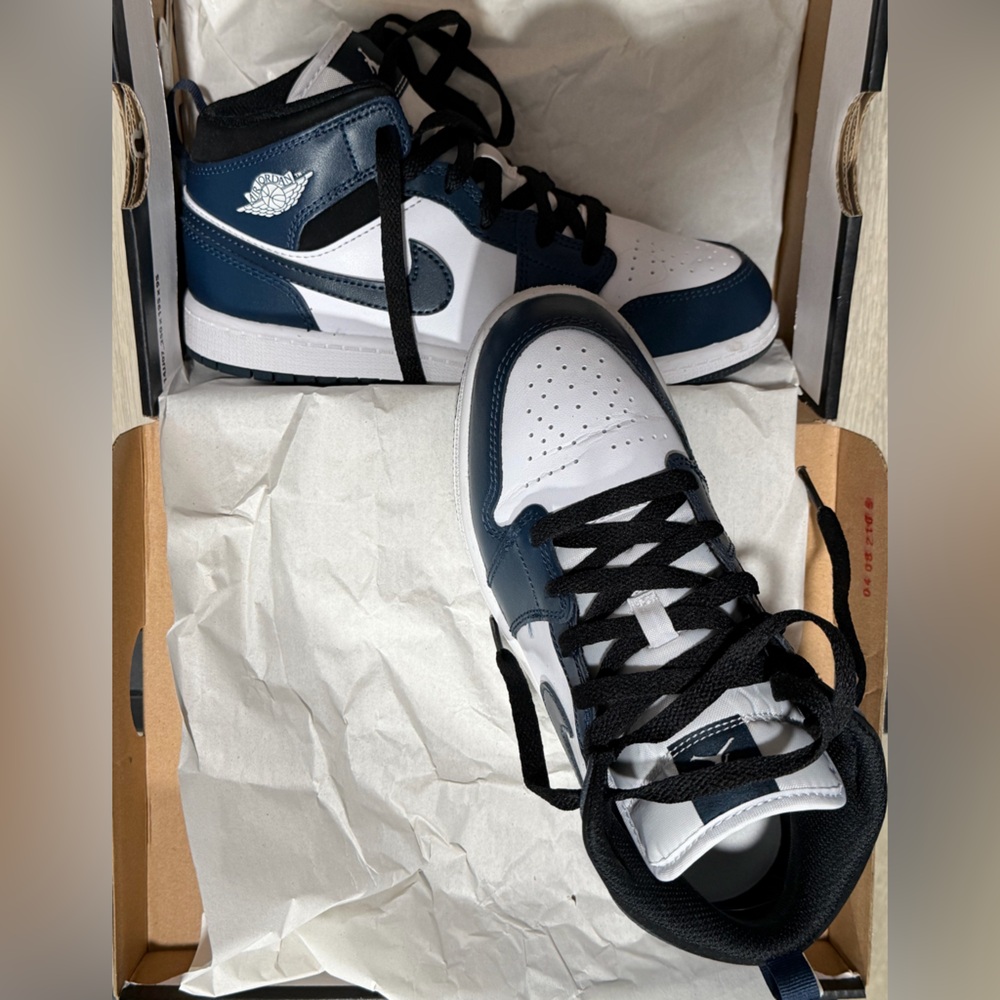 Jordan 1 Mid - Picture 2 of 3